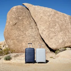 Delsey Dune Medium Expandable Spinner